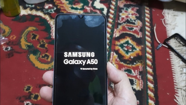 Điện thoại Samsung A50 bị đơ không tắt nguồn được